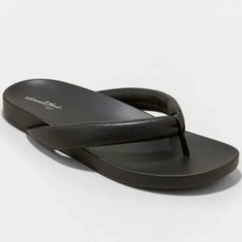 Universal Thread Black Padded Thong Sandals
